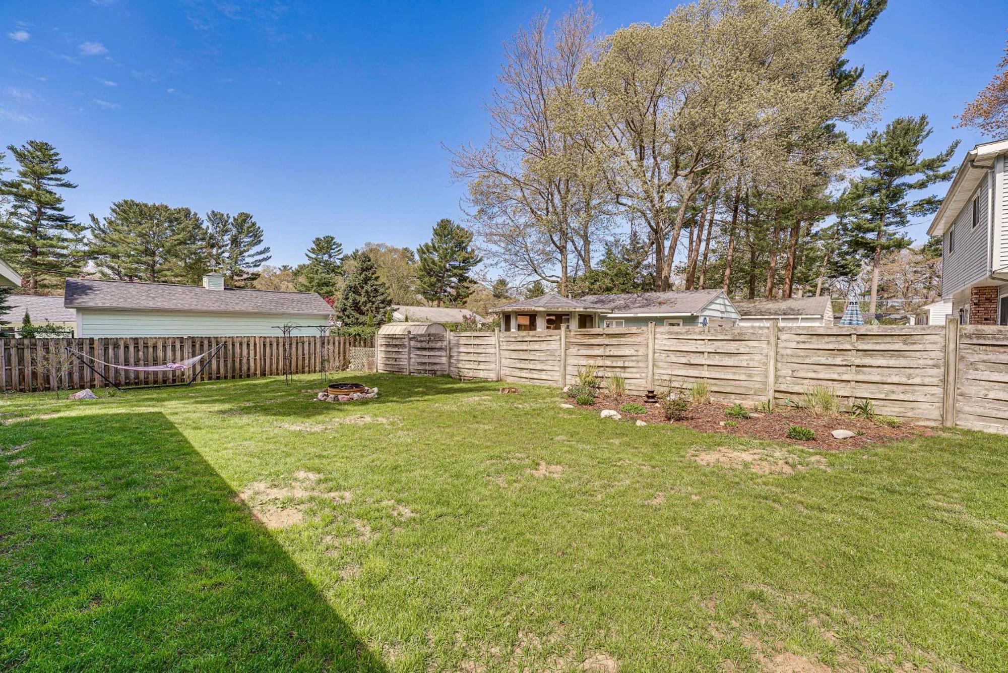 Walk To Beach Lake Michigan Getaway! Muskegon Exterior photo